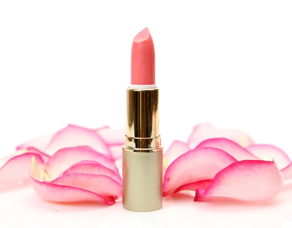 Lippenstift en bloemblaadjes van rozen — Stockfoto