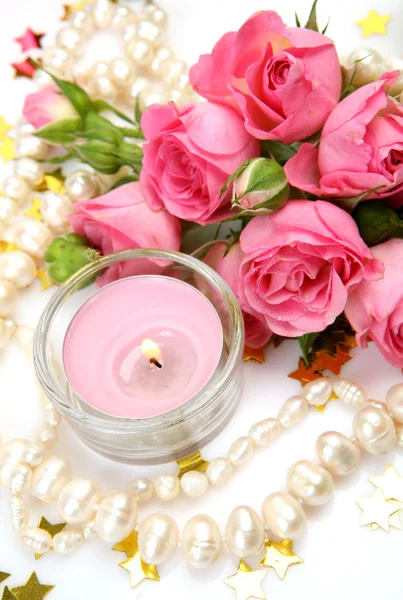 Розовые розы и свечи — стоковое фото
