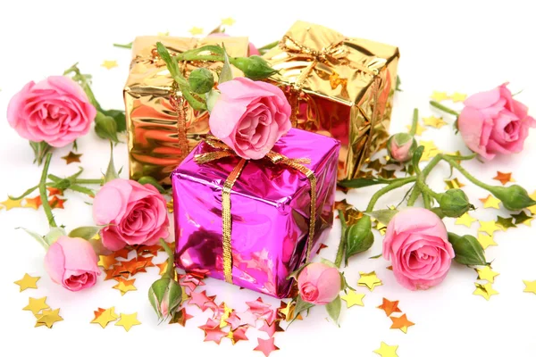Kotak dengan hadiah dan mawar — Stok Foto