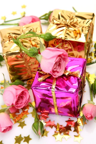 Boîtes avec cadeaux et roses — Photo