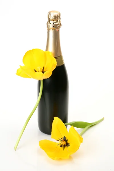 Şampanya ve çiçekler — Stok fotoğraf