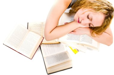 Kitaplar üzerinde uyuyan kız