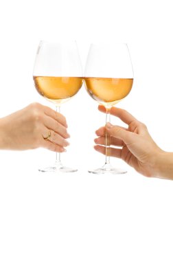 iki şarap bardakları tokuşturup