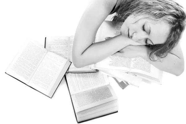 Девушка спит на книгах — стоковое фото