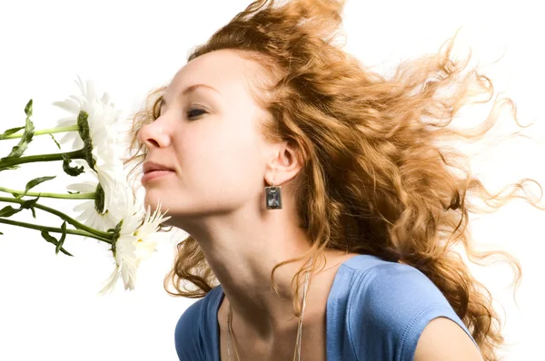 Vacker flicka luktar daisy — Stockfoto
