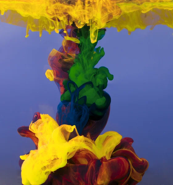 Salpicadura de agua de color — Foto de Stock