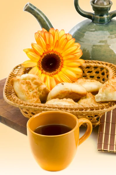 パンと紅茶の静物 — ストック写真