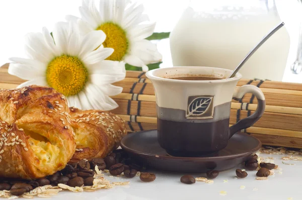 Productos de panadería con café — Foto de Stock