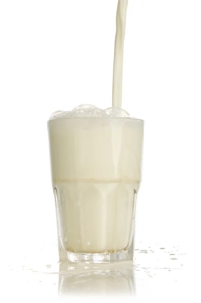 Spruzzare un bicchiere di latte — Foto Stock