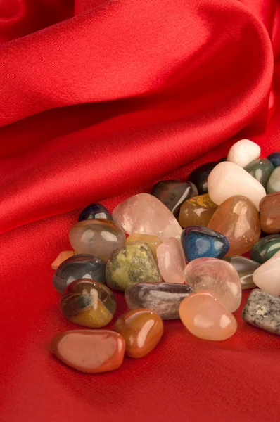 Renkli değerli taş kırmızı ipek — Stok fotoğraf