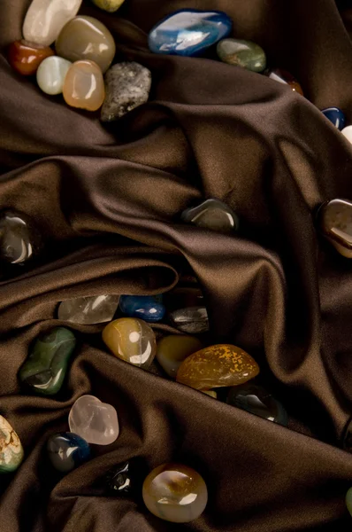 Cor pedra preciosa na seda marrom — Fotografia de Stock