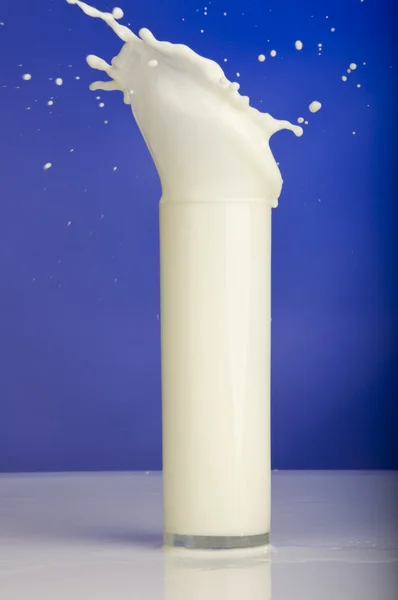 Espirrar um copo de leite — Fotografia de Stock