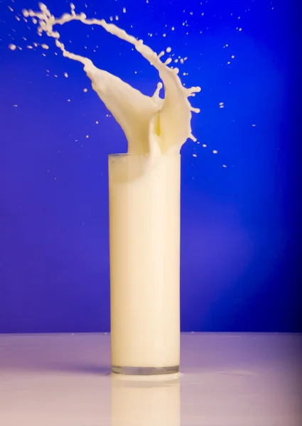 Salpicar un vaso de leche — Foto de Stock