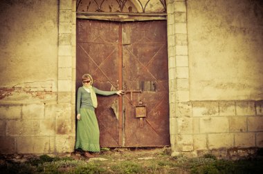 eski bina yakınındaki kadın