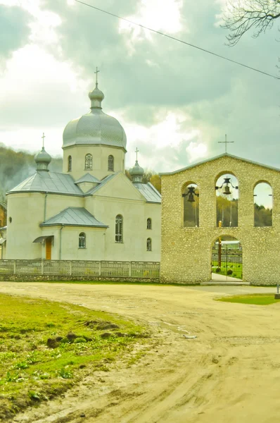 Utsidan av en grekisk-katolsk kyrka i ukrainska berg — Stockfoto