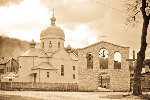 Exterior de uma igreja greco-católica nas montanhas ucranianas — Fotografia de Stock