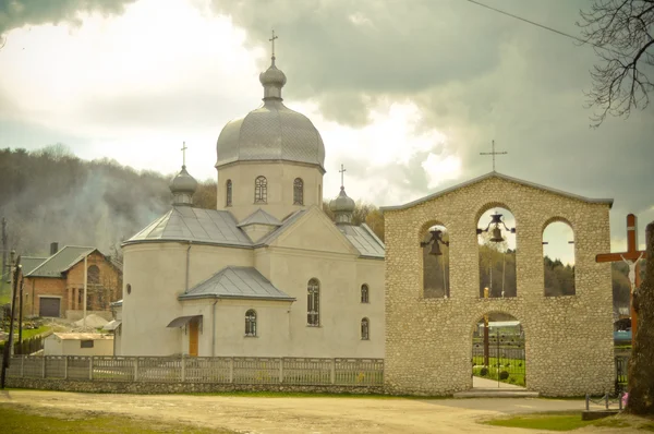 Utsidan av en grekisk-katolsk kyrka i ukrainska berg — Stockfoto