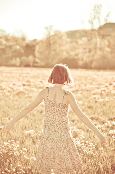 Стилизованное фото молодой женщины на поле — стоковое фото