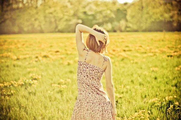 Foto estilizada de una joven en el campo — Foto de Stock