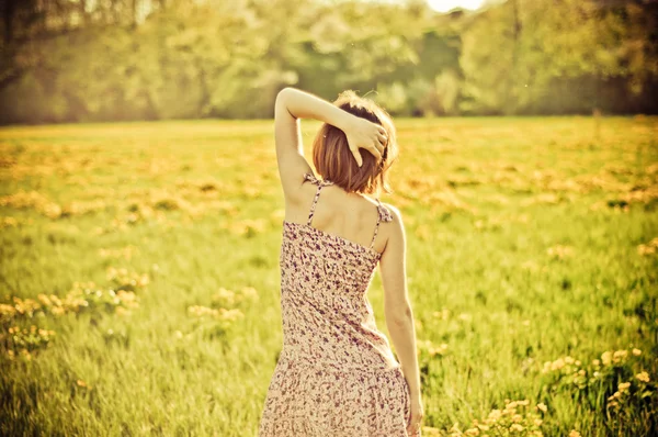 Stilisiertes Foto einer jungen Frau auf dem Feld — Stockfoto