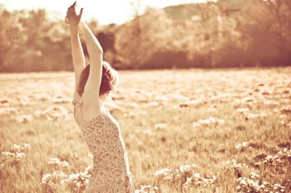 Foto estilizada de una joven en el campo — Foto de Stock