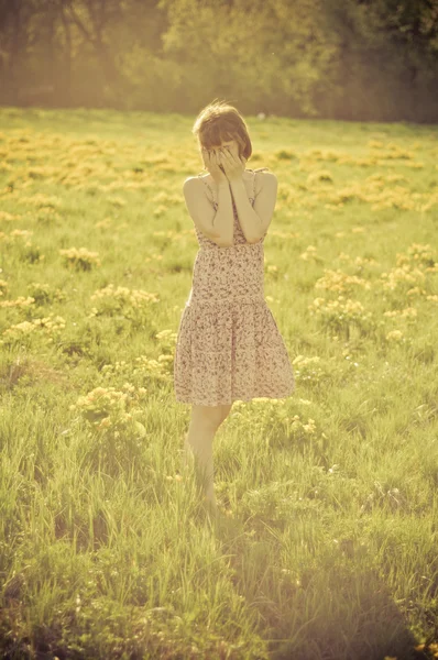 Foto estilizada de uma jovem no campo — Fotografia de Stock
