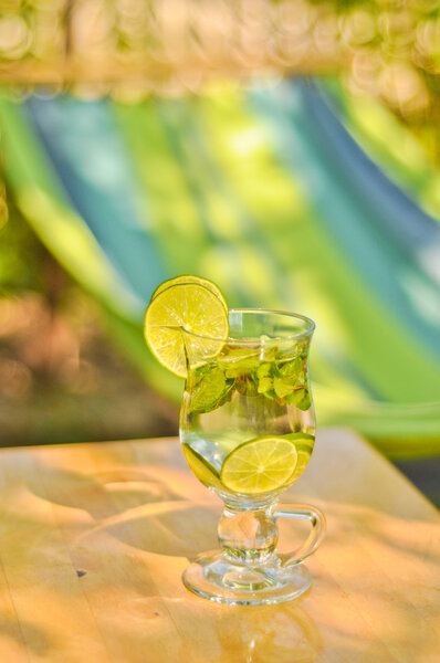 Вкусный холодный мохито
