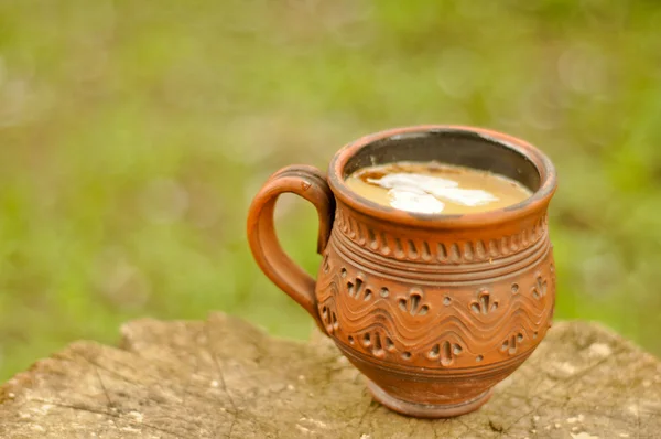 Kawa ze słodkiego mleka w Pucharze gliny ręcznie wykonane — Zdjęcie stockowe