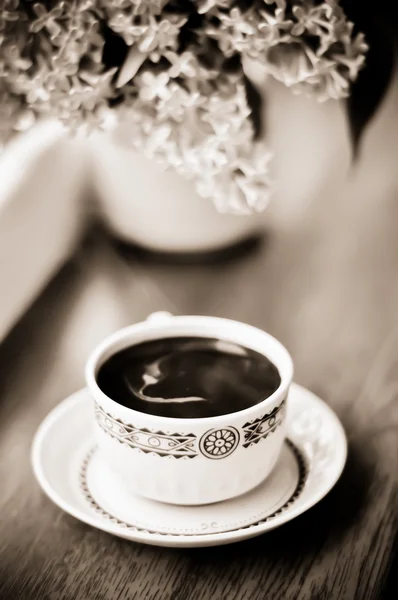 Taza de cerámica con café y ramo de lila — Foto de Stock