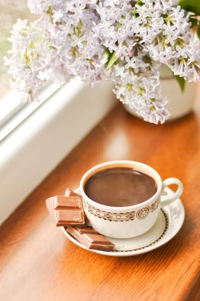 Keramiktasse mit Kaffeeschokolade und Fliederstrauß — Stockfoto