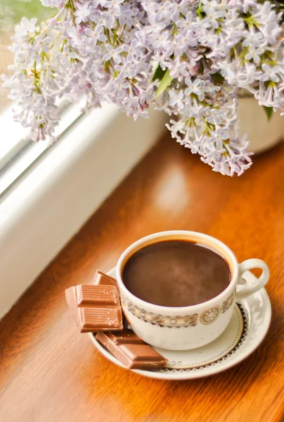 Keramiktasse mit Kaffeeschokolade und Fliederstrauß — Stockfoto
