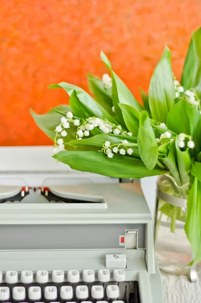 Macchine da scrivere e fiori — Foto Stock