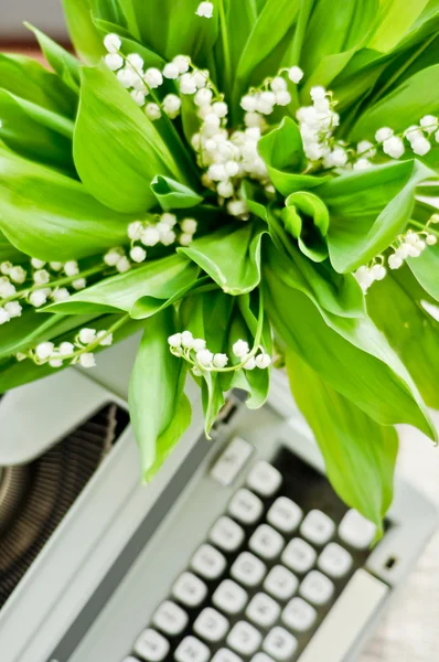 Skrivmaskin och blommor — Stockfoto