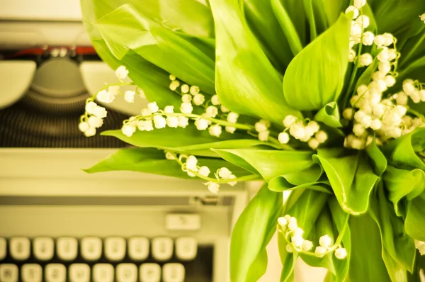 打字机和鲜花 — 图库照片