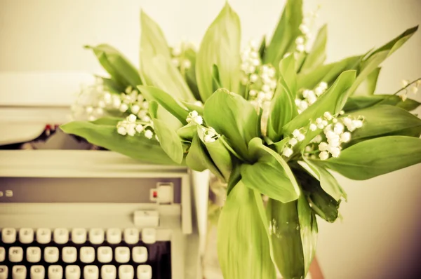 Máquina de escrever e flores — Fotografia de Stock