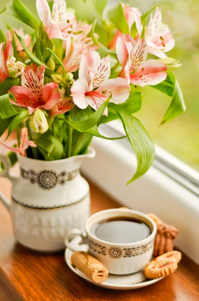 Keramische cup met koffie en een boeket van alstroemeria — Stockfoto