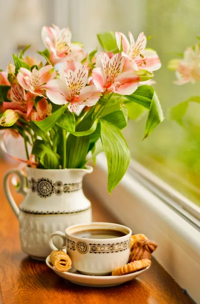 Ceramic cup with coffee and bouquet of alstroemeria — Stock Photo, Image