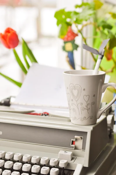 Retro-Postkarte mit Schreibmaschine und Kaffee — Stockfoto