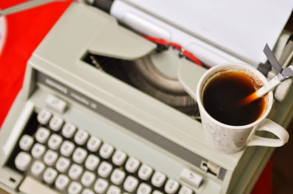 Carte postale rétro avec machine à écrire et café — Photo