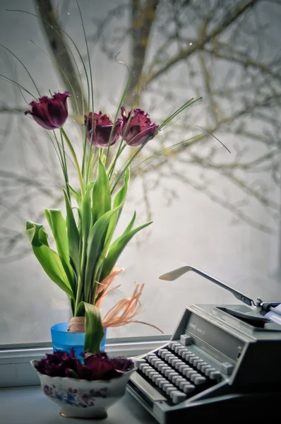 Открытка с пишущей машинкой и тюльпанами — стоковое фото