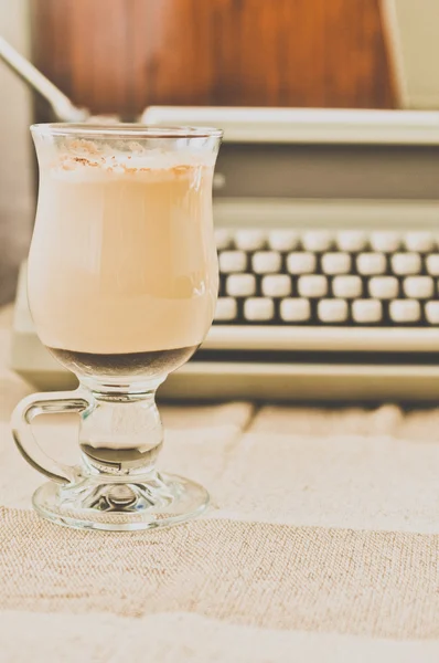 Кофе и пишущая машинка — стоковое фото