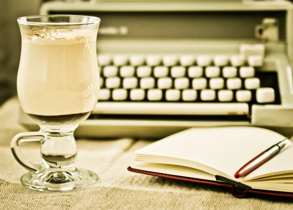 Koffie en een type-schrijver — Stockfoto