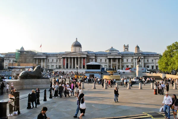 A Galeria Nacional e estátua do Rei Jorge IV em Trafalgar Square em 29 de abril de 2011 em Londres, Inglaterra . — Fotografia de Stock
