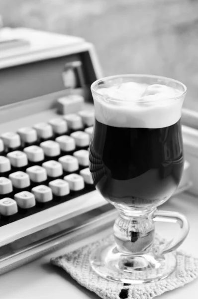 Latte con malvaviscos y máquina de escribir —  Fotos de Stock