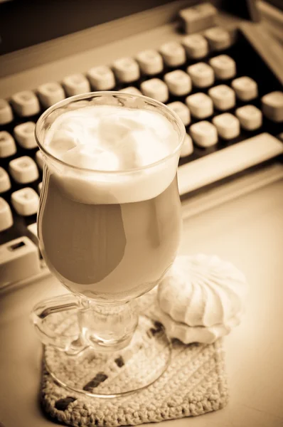 Latte with marshmallows and type-writer — Stock Photo, Image