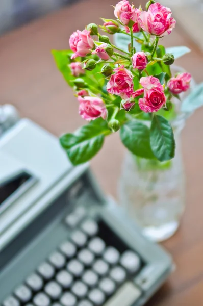 Roses et vieille machine à écrire — Photo