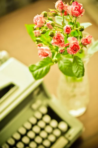 Rosen und alte Schreibmaschine — Stockfoto
