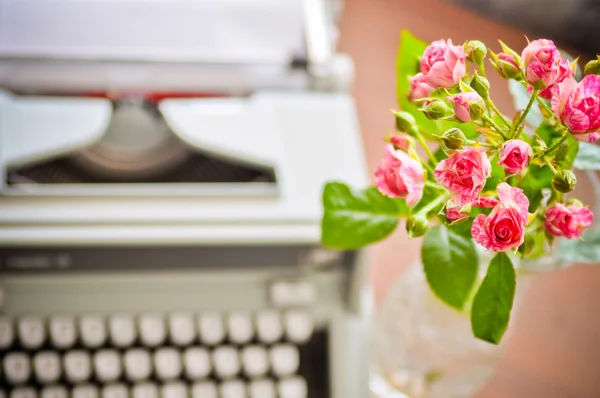 Róże i starego typu pisarz — Zdjęcie stockowe