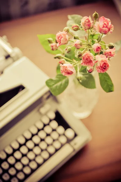 Rosas y vieja máquina de escribir —  Fotos de Stock