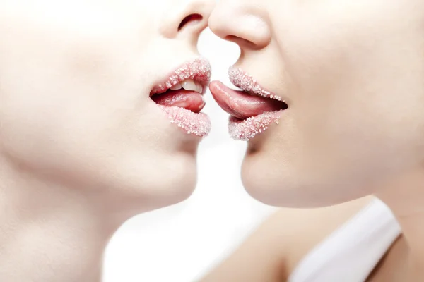 Paar meisje lippen en tongen met suiker — Stockfoto